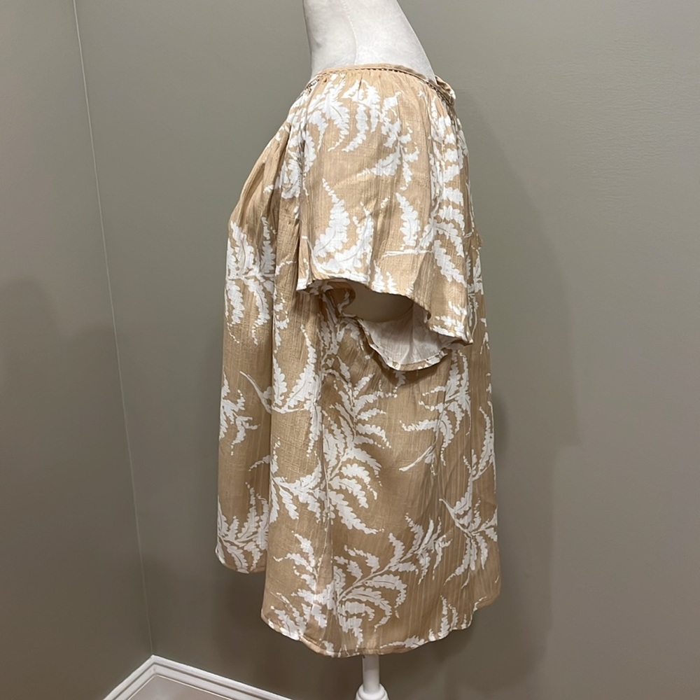 Wonderly Flutter Sleeve Leaf Print Button Down Blouse - Picture 3 of 7